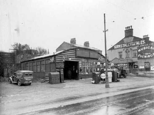 Randerson Brothers, motor engineers on Commercial Road, Watson Place. George Hotel (owned by William Paul) can be seen on the right. Pictured in April 1937.