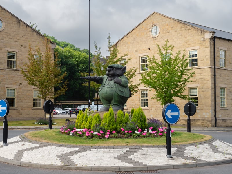 The world's first successful collapsible umbrella frame, the Paragon, was developed at Samuel Fox's factory in Stocksbridge, Sheffield, in 1851. This statue at the entrance to what is today the popular Fox Valley shopping centre pays tribute to Samuel Fox and his most famous invention.