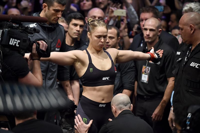 American fighter Ronda Rousey is the biggest name in women's MMA. She's an Olympic judo bronze medalist who was both Strikeforce and UFC Women's Bantamweight Champion. She was the first female fighter inducted into the UFC Hall of Fame in 2018. Her career has earned her an estimate fortune of $14 million.