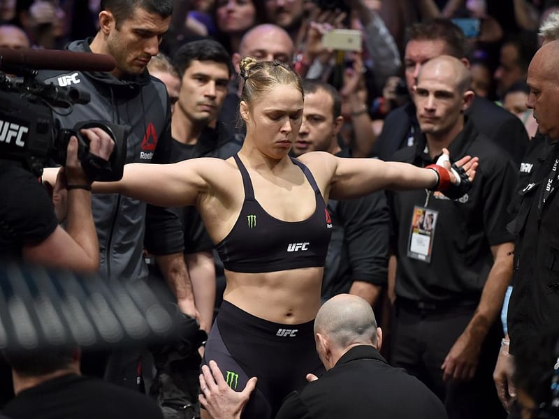 American fighter Ronda Rousey is the biggest name in women's MMA. She's an Olympic judo bronze medalist who was both Strikeforce and UFC Women's Bantamweight Champion. She was the first female fighter inducted into the UFC Hall of Fame in 2018. Her career has earned her an estimate fortune of $14 million.