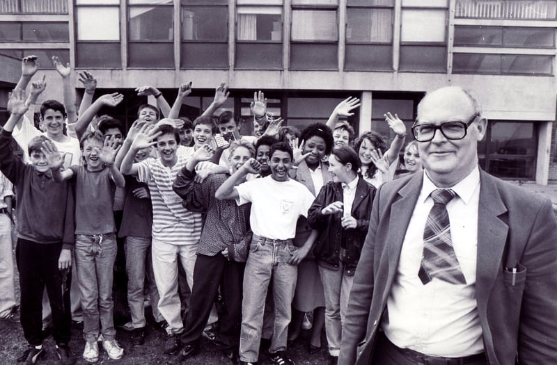 Hinde House School headteacher Alan Hill retires after 25 years, as pupils wave him off in July 1989