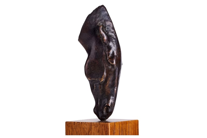 This work was created by the British sculptor Nic Fiddian-Green who specialises in creating realistic depictions of both smaller and larger than life-sized models of horses’ heads. In bronze on an oak plinth, it has an estimate of £7,000-£10,000 (lot 32).