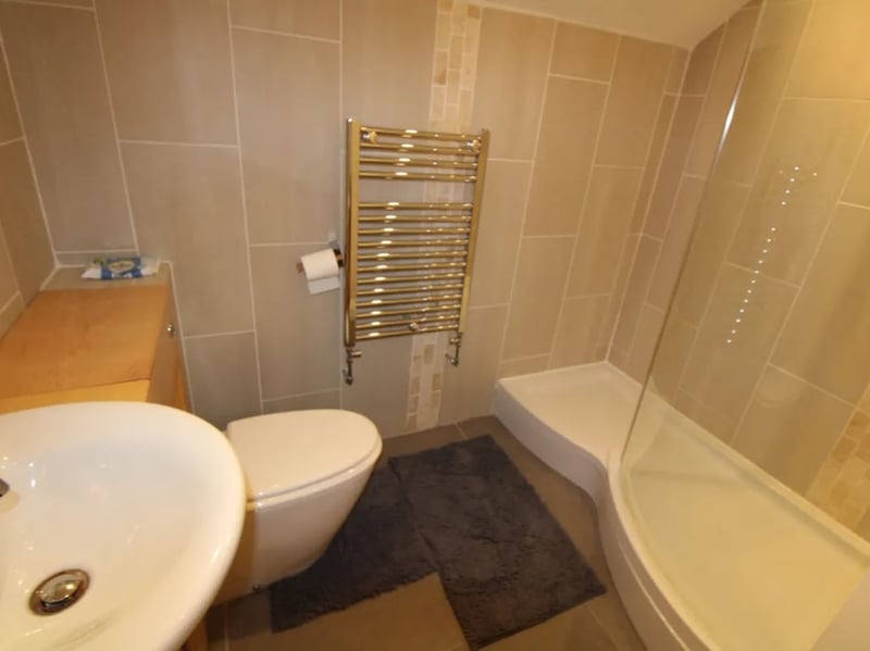 The en-suite has a simple and easy-to-use layout.