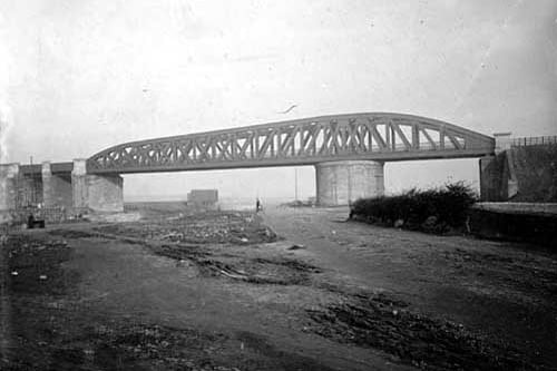 Great Northern Railway bridge spanning the River Aire above Thwaite Gate. This was on the branch line which ran from Beeston junction to Hunslet goods Yard. In front of the bridge, out of view, was a sports ground between the bridge and Low Road. Pictured in October 1899.