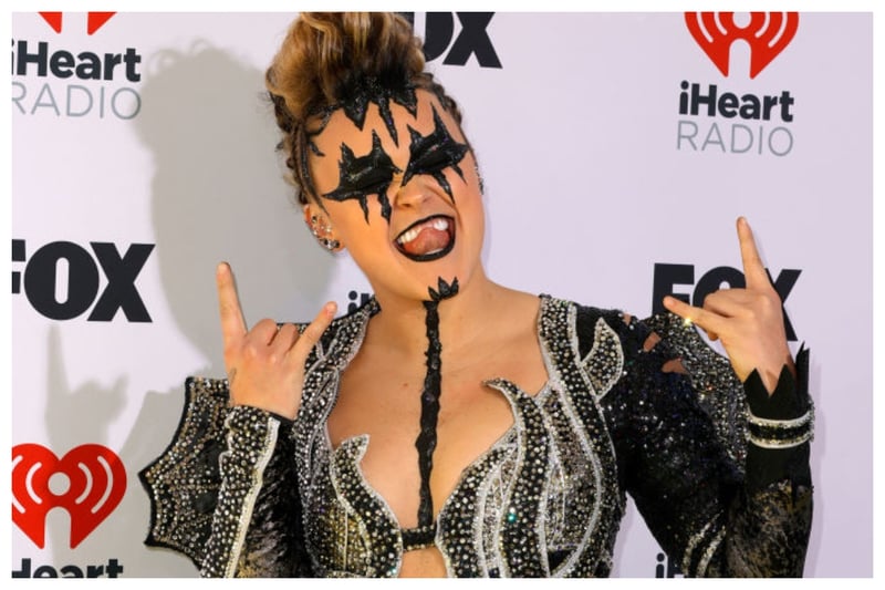 Whilst some may like JoJo Siwa's punky look, I was not a fan of either her sheer bodysuit or her dramatic makeup. It was not a good look (in my opinion!) 