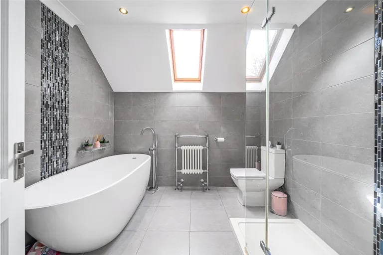 Here is also the luxurious family bath with a stylish bathtub and large walk-in shower.