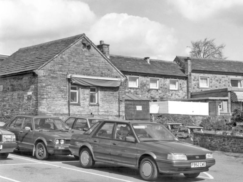 Cars outside the Hammer and Pincers pub on Ringinglow Road, Bents Green, Sheffield, in March 1989