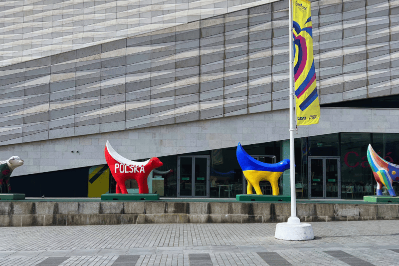 Lambananas are scattered around the city, featuring different designs. The Superlambanana can be found on Tithebarn Street and many other are located near the Museum of Liverpool.