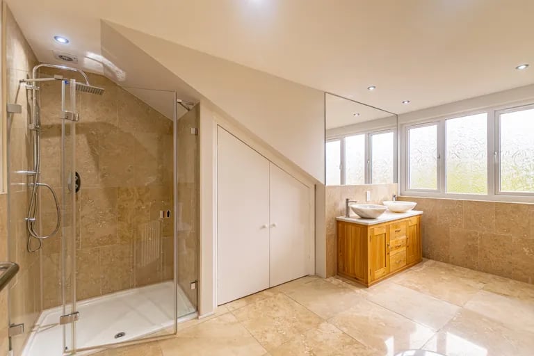 It also has its own luxurious en-suite with large walk-in shower.