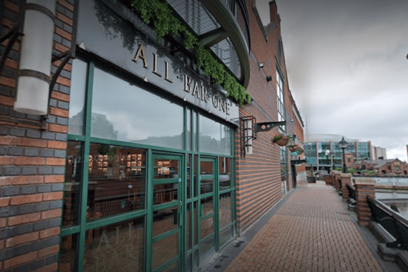All Bar One Brindleyplace combines European influences with a spacious, airy atmosphere. Whether you’re craving coffee, cocktails, or a quick bite, this spot has you covered.