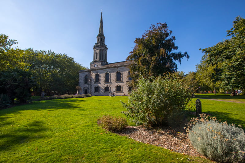 At the heart of the Jewellery Quarter is St. Paul’s Square. Picture this: Georgian buildings, cobbled streets, and the iconic St Paul’s Church. It’s like stepping into a Jane Austen novel, but with Italian restaurants near by. 