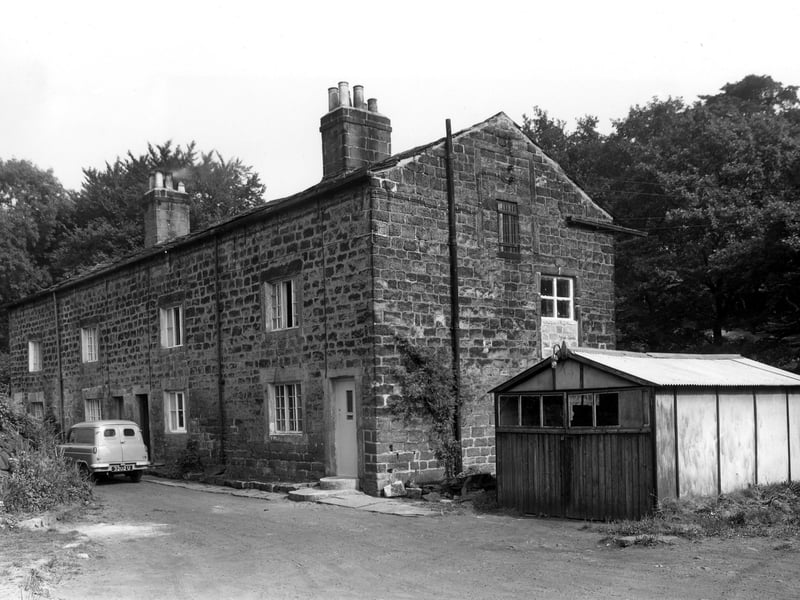 These cottages were built to house workers at Scotland Mill which was built in 1785. It was used by John Marshall who is more often associated with Holbeck. Pictured in September 1959.
