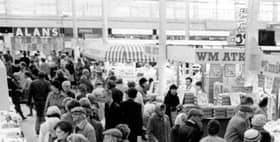 Christmas shoppers at Castle Fish Market in November 1986