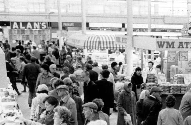 Christmas shoppers at Castle Fish Market in November 1986
