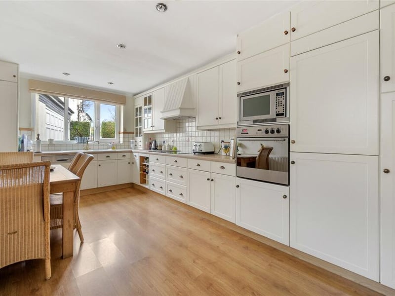 The breakfast kitchen with ample base and wall units.