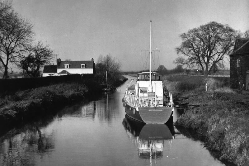 The River Hull at Hull Bridge, near Beverley in  December 1966. The boat is the Lady Teazle R.Y.Y.C.
