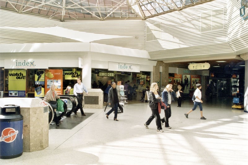 The top level of the Centre in September 1999 with index Catologue shop on left.