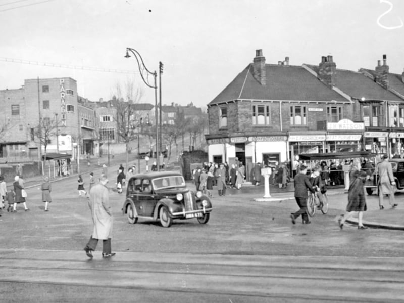 Bellhouse Road (right), with Sicey Avenue and the Paragon Cinema on the left, in December 1947