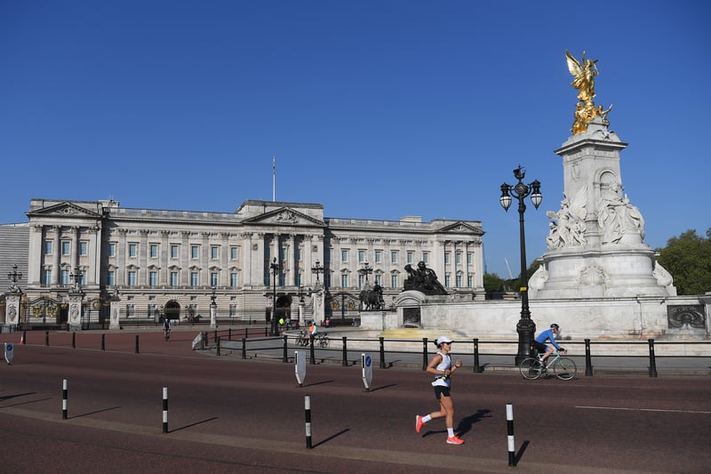 Before reaching Pall Mall, runners will pass the royal residence aka Buckingham Palace.
