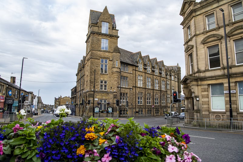 LS28, which includes Pudsey, was the 10th most popular Leeds postcode that people have moved to in 2023, with an average house price of £253,858 and a weekly rental cost of £210.