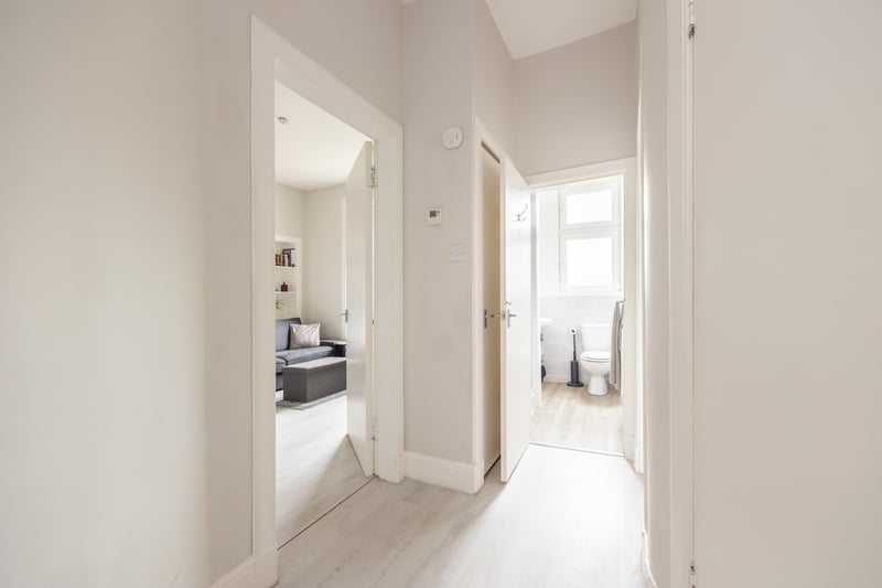 This well presented and striking traditional top floor flat forms part of the high amenity residential area of Gorgie.