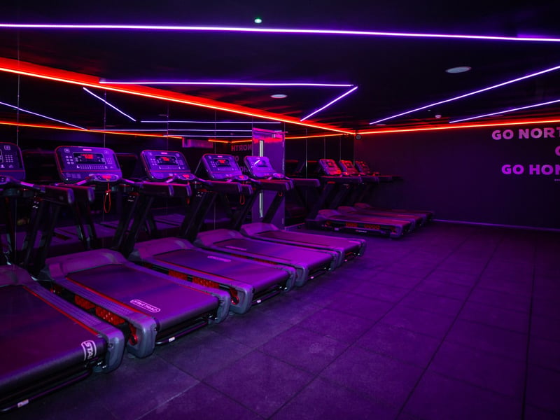 Classes include Box and Build, Vinyasa Yoga, Cycle 45, HIIT + Run and The Rebuild