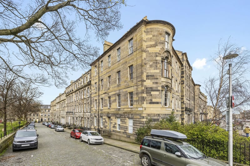1/1 Gayfield Place is an A-listed, elevated, first floor, south facing corner apartment located within the architectural set-piece palazzo of James Begg's Gayfield Place, the only known surviving example of his work.