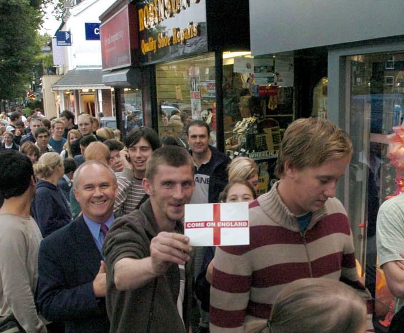 38 photos showing mega fans queueing in Sheffield
