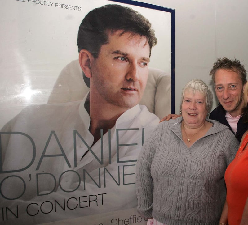Daniel O'Donnell fans queue for tickets at Sheffield Arena. First in the queue were Sharron Guest, Bridget Elrick and Gary Martin