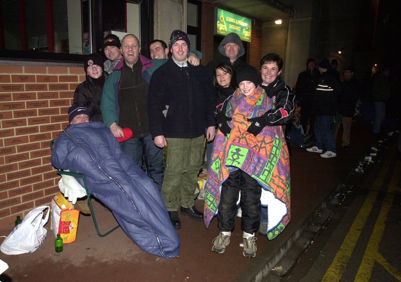 38 photos showing mega fans queueing in Sheffield