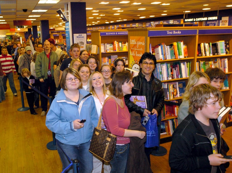 People queue to see Jordan at WHSmith in Meadowhall in April 2006
