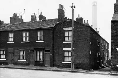 Elland Road with Knowles Yard on the right in November 1963 To the left is 128 Elland Road, then 126 and 124. This is next to the gable end property number 72 Knowles Yard.