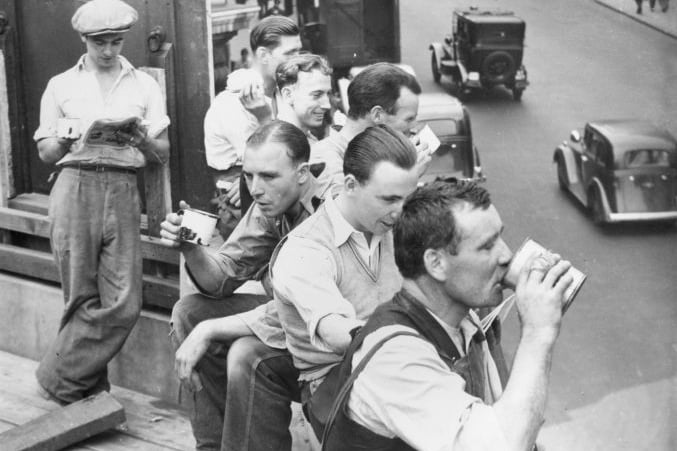 circa 1935:  Builders take a break from work in Fleet Street, London, for a mug of tea.  (Photo by London Express/Getty Images)