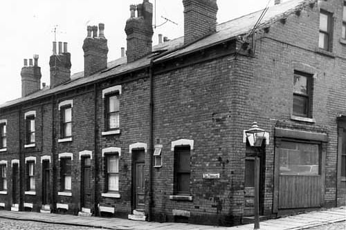 Ida Terrace in October 1963. On the lower wall of each house is a cast iron covered cellar grate used to carry coal to the coal cellar. On the right is number 7 Una Mount, it appears to have once been a shop.