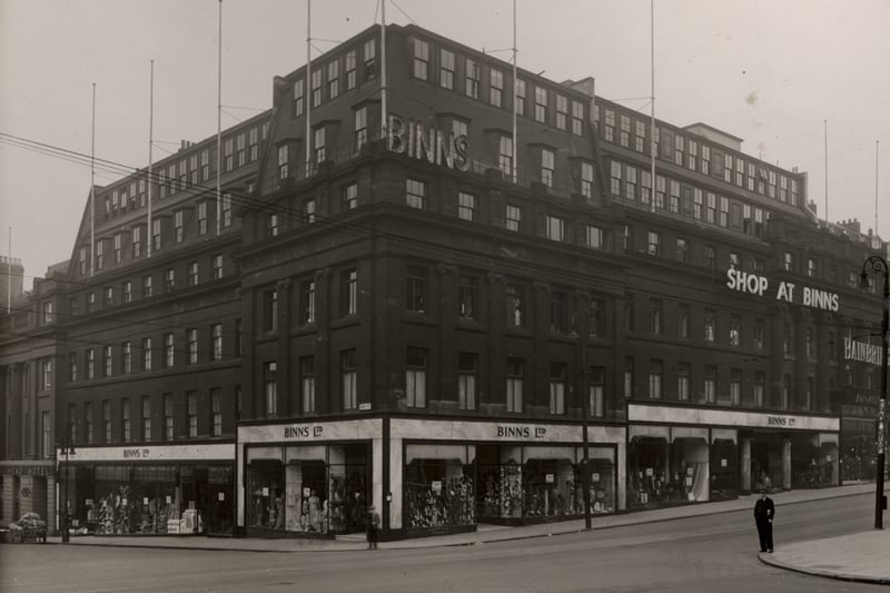  A view of the frontage of Binns department store on Market Street/Grey Street Newcastle upon Tyne taken c.1932. The photograph has been taken from the other side of Grey Street looking across to Binns. 
