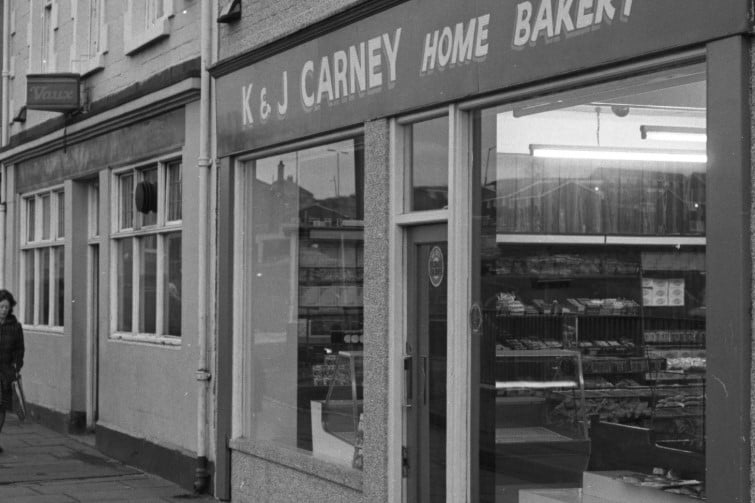 Carney's bakery gets our attention in this December 1981 photo from Shiney Row.