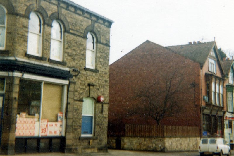 179 High Street - these premises sell wines and spirits. The gable end of no 181, the post office, can be seen to the right. Pictured in September 1980.