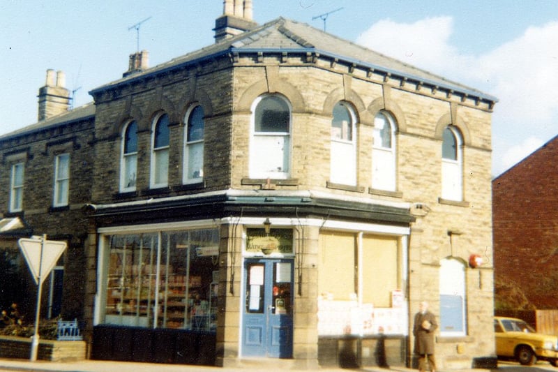 Do you remember this shop on the corner of he High Street and Bridge Road? Pictured in September 1980. 