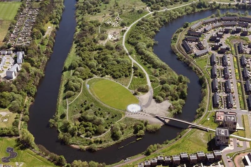 Cuningar Loop is a great woodland park which is found on the banks of the River Clyde in Rutherglen. You can enjoy walks along the riverside or forest trails. 