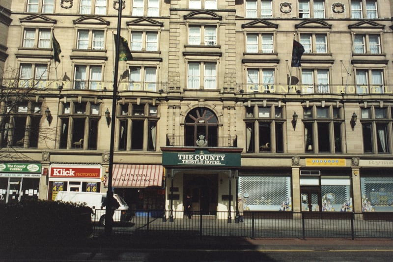  A 1995 photograph of the frontage of the County Hotel in Neville Street taken from the opposite side of the street. 'Klick Photopoint,' 'The County Cobbler,' 'Central Newsagency' and 'People's Phone' can also be seen.