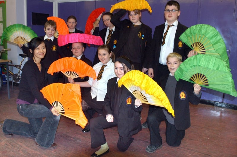 Pupils from Pennywell School learned how to do Chinese dancing with fans in March 2007.