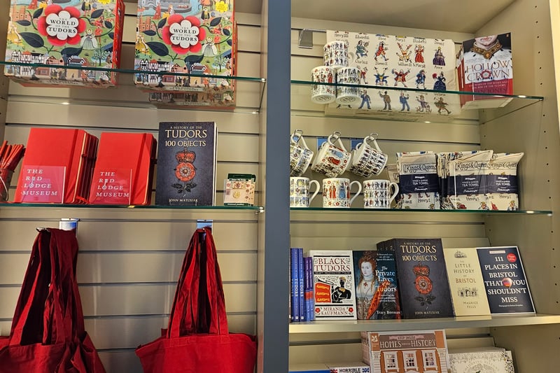 Looking for a little something to commemorate your visit or looking for a gift for the history lover in your life? The gift shop by the entrance has got you covered with Tudor Rose pins, puzzles, books, mugs and tea towels of the Tudors and other UK Kings and Queens. There are also tote bags, notebooks and pencils for sale.