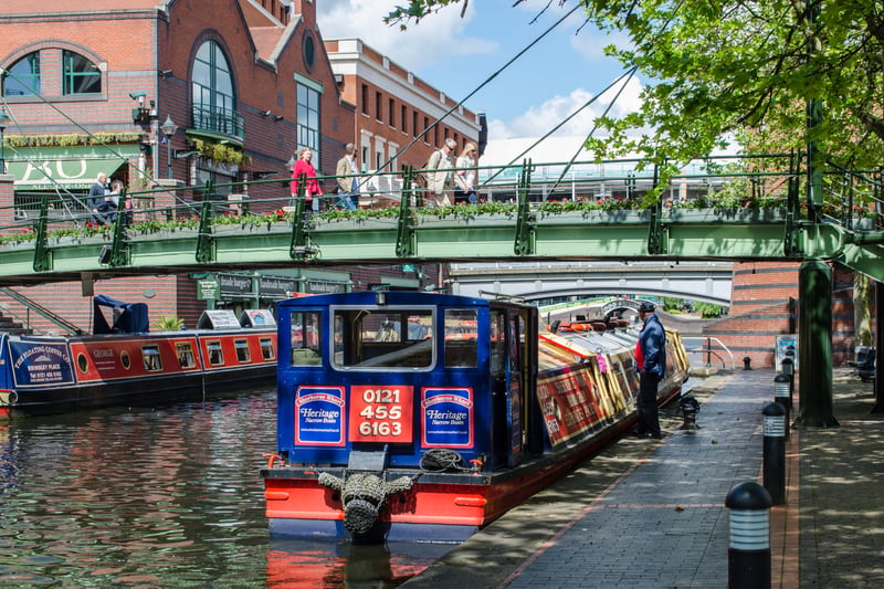 Located in the heart of Birmingham, Brindleyplace is a popular area for young professionals. It boasts expensive eateries, vibrant bars, and a central location. The canals that run through the streets provide a tranquil escape from the bustling city life.