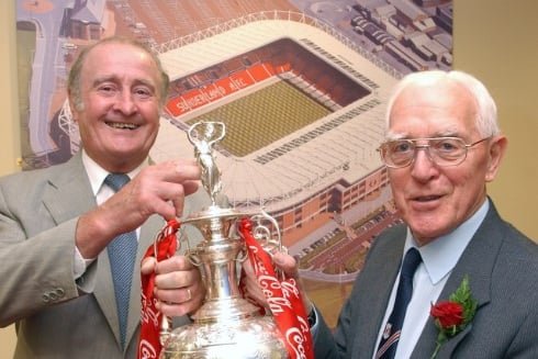 Charlie was a special guest at the 40th anniversary dinner of the SAFC Supporters Association in 2005.
Here he is with association chairman George Foster and the Championship trophy.