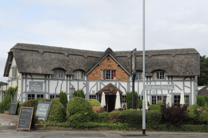 The Devon Doorway was built in the 1900s, with its design based on the Devon Longhouses. It popular family pub and restaurant is known for its great food. It has a large outdoor seating area.