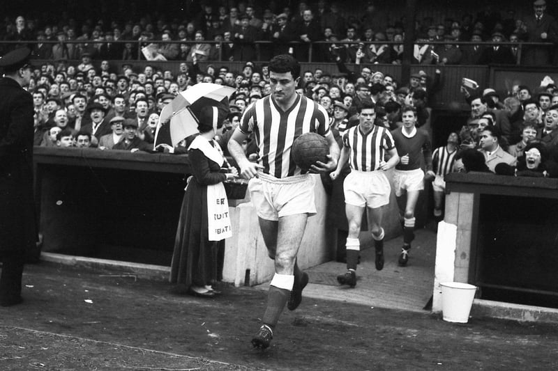 Charlie leads the Sunderland team out for a 1964 FA Cup tie against Everton at Roker Park.
The Black Cats won 3-1.
