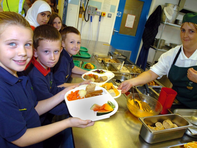 Cook Stacey Evison serves school council members, l/r: Josie Ibbotson(8), Elliot Reynolds and Luke Rowland(both 9) at Marlcliffe Primary School, Hillsborough.   8 November 2006. Picture: Sheffield Newspapers