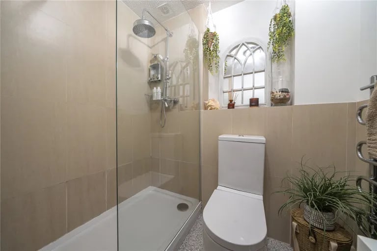 It also features a large walk-in shower.