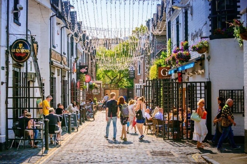 One of the most trendiest places to sit outside and enjoy a drink in the sun is on Ashton Lane in the West End of the city where you will find a number of great bars with spacious beer gardens. 