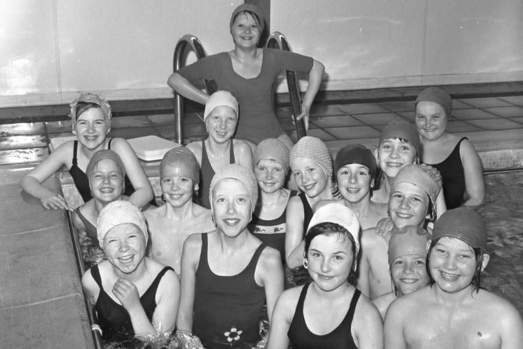 Farringdon School pupils were enjoying their swimming lesson in 1974.
Dive in with your recollections of getting your swimming certificates - or maybe you hated the pool.
